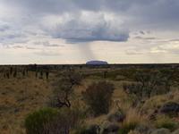Ein Gewitter über dem Uluru
