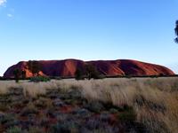 Farbspiel mit Licht und Schatten am Uluru
