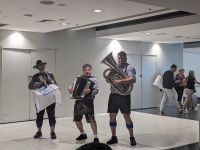 162. Bayrische Musiker am Flughafen Melbourne