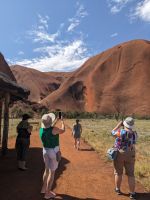 376. Spaziergang am Uluru, Outback, Australien