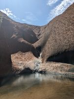 379. Spaziergang am Uluru, Wasserloch, Outback, Australien