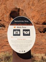 383. Spaziergang am Uluru, Hinweis zu Heiligen Stätten, Outback, Australien