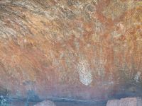 385. Spaziergang am Uluru, Felsenmalereien, Outback, Australien