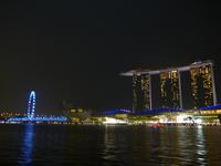 Manrina Bay mit Blick auf Riesenrad u. Luxushotel