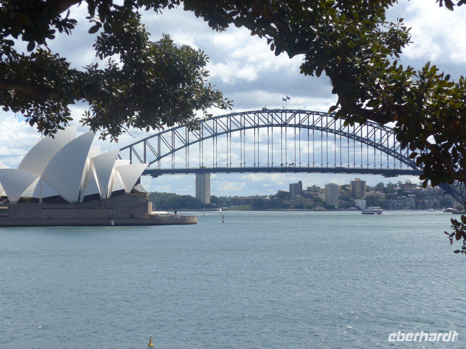 Blick auf Harbour Bridge u. Opernhaus vom Farm Cove