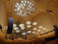 Beleuchtung im großen Konzertsaal mit Klangschalen