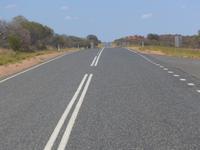 Endloser Highway auf dem Weg zum Ayes Rock