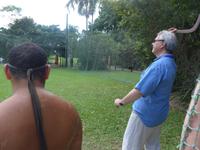 Reisebgleiter beim Werfen des Bumerangs