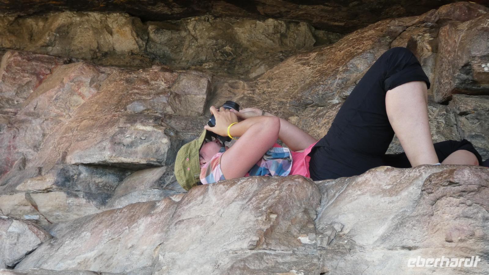 Steffi beim Fotografieren der Wandmalerei