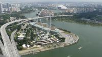 Singapur, Blick vom Sky Observation Deck auf den Singapur Flyer mit Formel 1 Strecke
