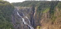Zugfahrt von Kuranda zurück nach Cairns - Stopp an den Barronfalls