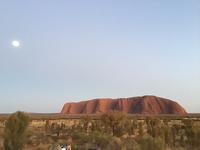 074 Ayers Rock - mit Mond kurz vor Sonnenaufgang