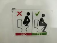 147 Cairns - Wer kommt den auf diese Idee - Hinweis auf dem Katamaran