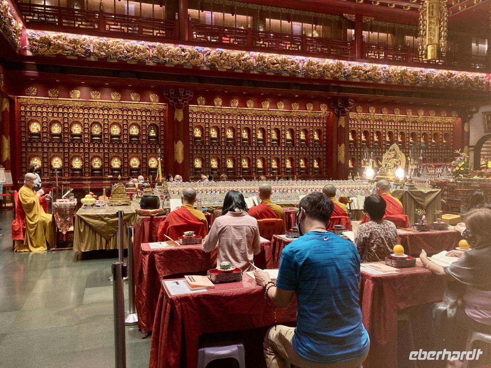 Mönche bei einer Opfergabe