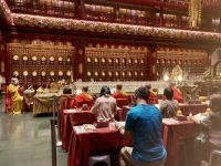 Mönche bei einer Opfergabe