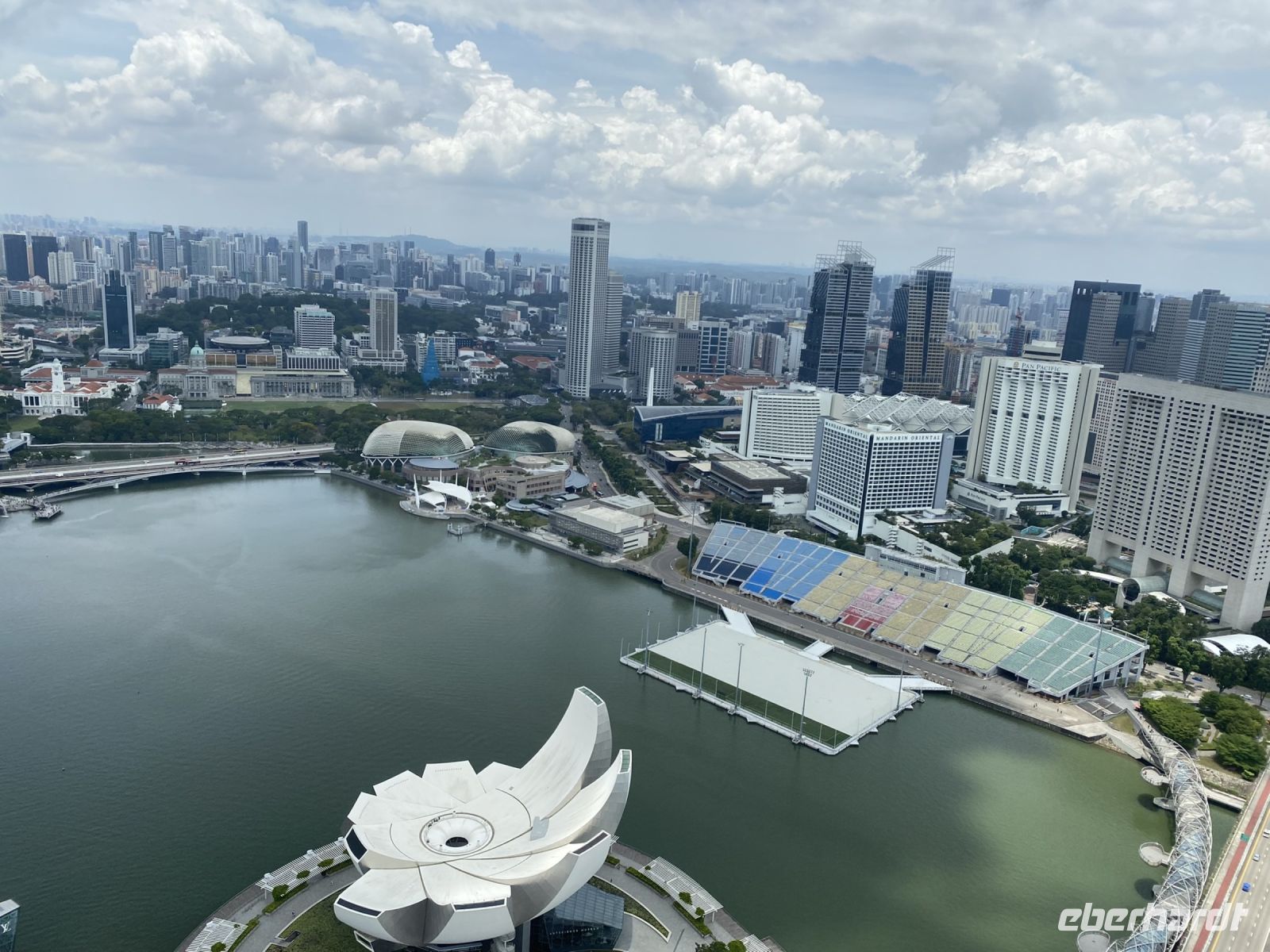 Skyline Singapur mit Blick auf die Formel 1 Rennstrecke