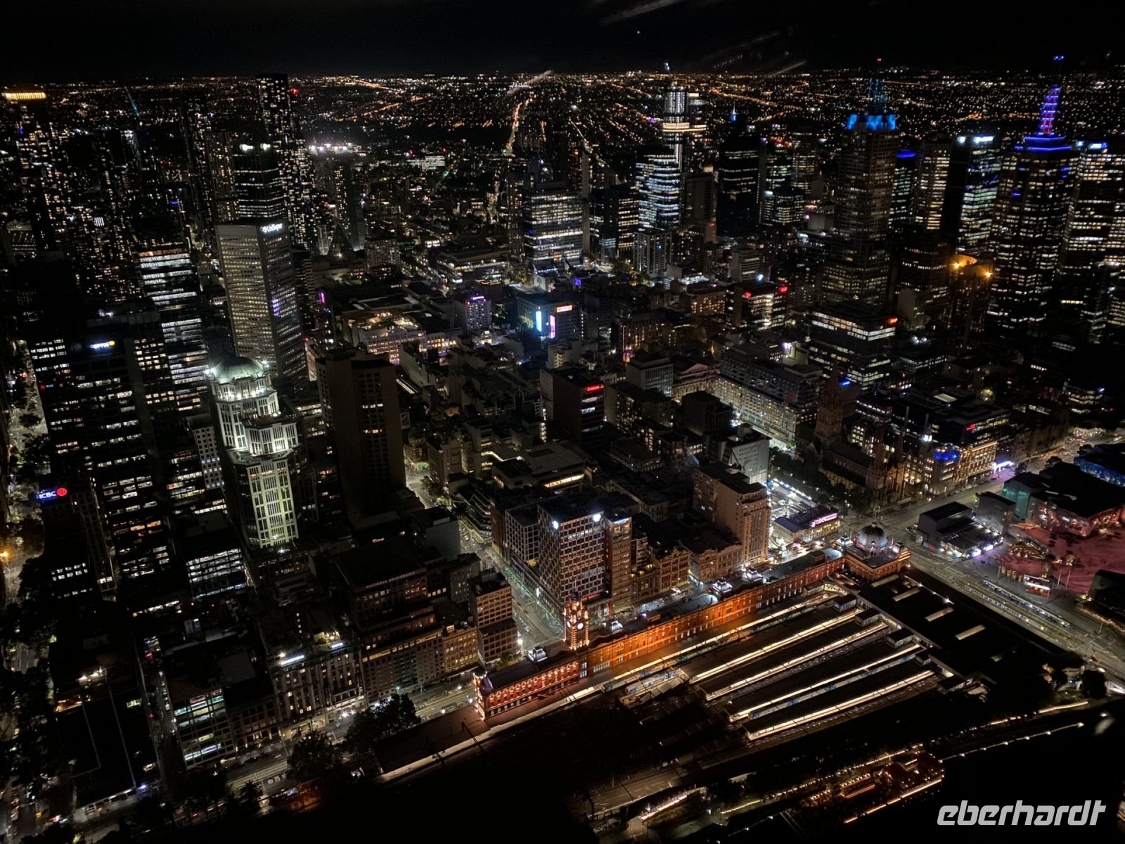 Melbourne bei Nacht vom Eureka Skydeck mit Blick auf die Flinders Station