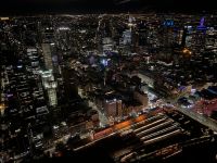Melbourne bei Nacht vom Eureka Skydeck mit Blick auf die Flinders Station