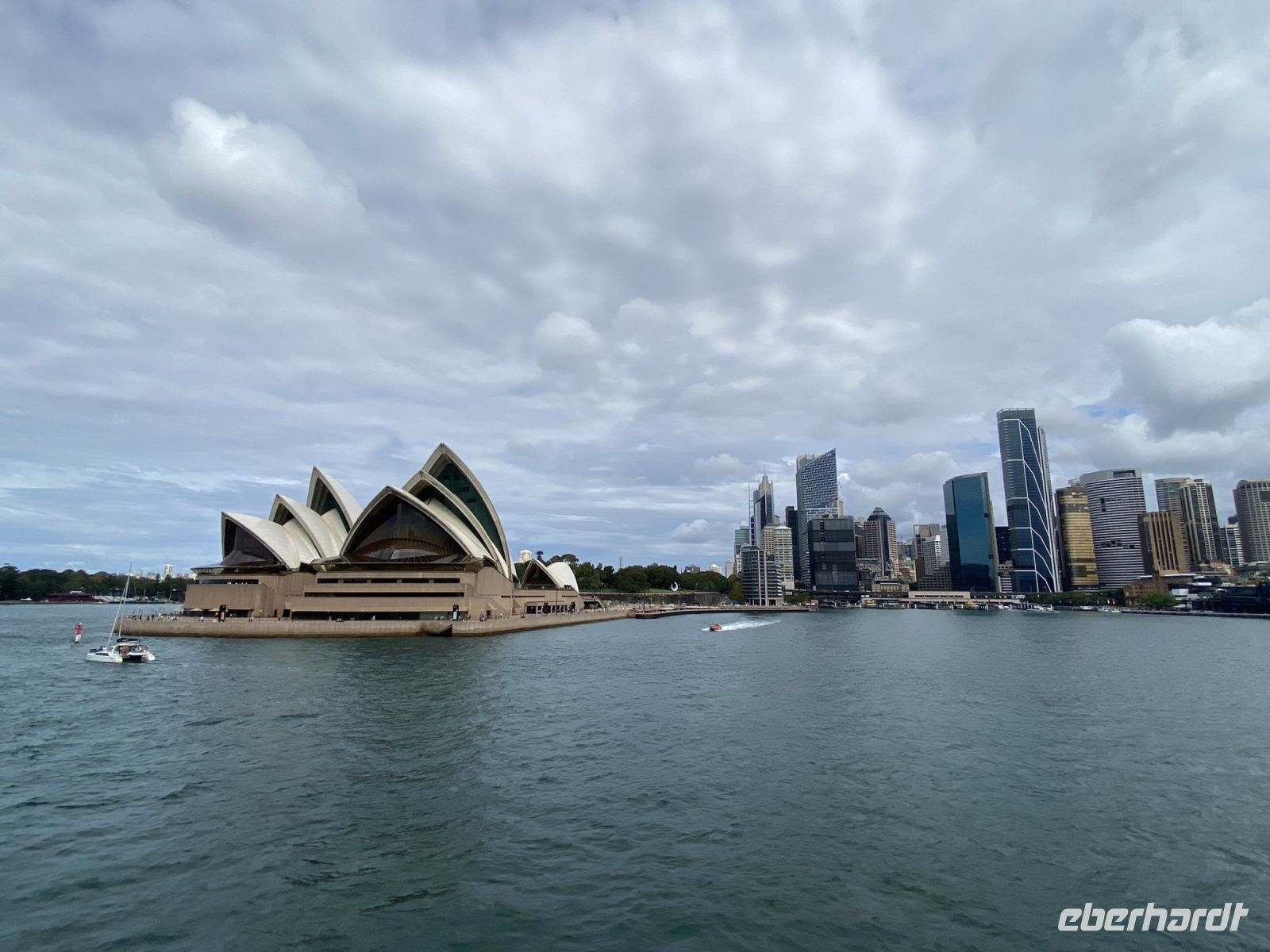 Blick auf das Opernhaus vom Schiff aus