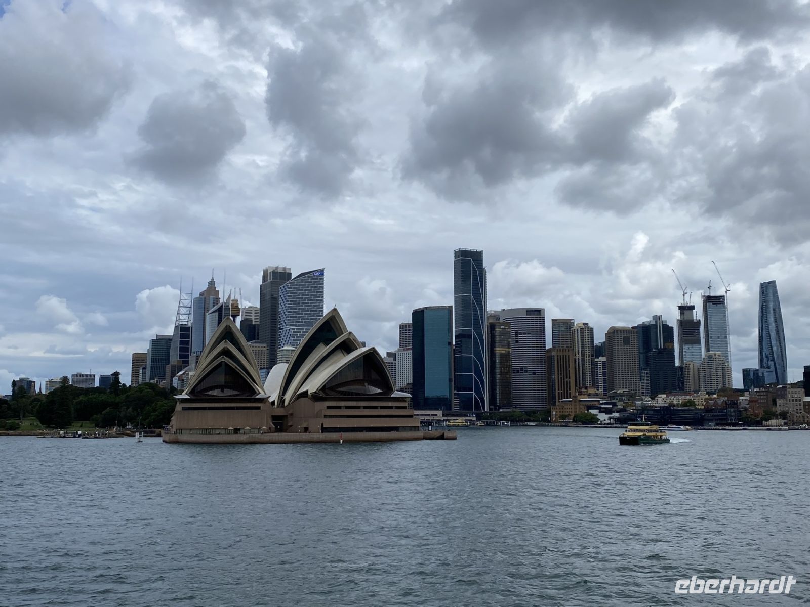 Blick auf das Opernhaus von Sydney vom Schiff aus