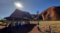 Rundreise Australien - Spaziergang am Uluru im Outback