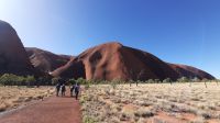 Rundreise Australien - Spaziergang am Uluru im Outback