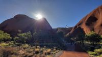 Rundreise Australien - Spaziergang am Uluru im Outback