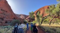 Rundreise Australien - Spaziergang am Uluru im Outback