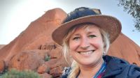 Rundreise Australien - Franzi beim Spaziergang am Uluru im Outback