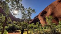 Rundreise Australien - Spaziergang am Uluru im Outback