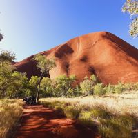 Rundreise Australien - Spaziergang am Uluru im Outback