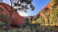 Rundreise Australien - Spaziergang am Uluru im Outback