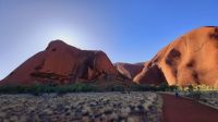 Rundreise Australien - Spaziergang am Uluru im Outback