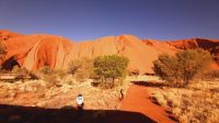 Rundreise Australien - Spaziergang am Uluru im Outback