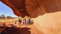 Rundreise Australien - Spaziergang am Uluru im Outback