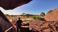 Rundreise Australien - Spaziergang am Uluru im Outback