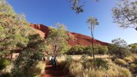 Rundreise Australien - Spaziergang am Uluru im Outback