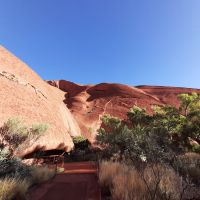 Rundreise Australien - Spaziergang am Uluru im Outback