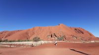 Rundreise Australien - Spaziergang am Uluru im Outback