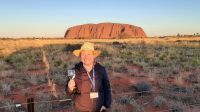 Rundreise Australien - Franzi beim Sonnenuntergang am Uluru im Outback