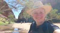 Rundreise Australien - Reisebegleiterin Franzi beim Besuch von Simpsons Gap
