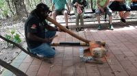 Rundreise Australien - Besuch im Pudakul Aboriginal Center - Graham spielt Didgeridoo