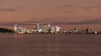 Rundreise Australien - Bootseinfahrt in Perth am Abend