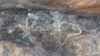 Rundreise Australien - Wandmalereien am Uluru im Outback