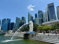 3. Reisetag – Stadtrundfahrt in Singapur – Merlion vor den Hochhäusern des Finanzzentrums