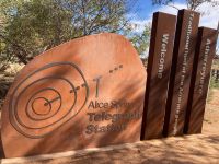 Australien - grenzenloses Fernweh: Eingang zur Telegraphenstation in Alice Springs