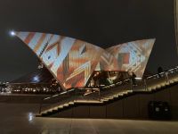 Australien - grenzenloses Fernweh: Projektion von Aboriginalkunst auf die Opernsegel