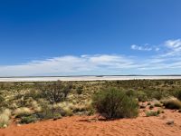 9. Reisetag – Fotostopp am Mount Conner auf der Fahrt nach Alice Springs – Riesiger Salzsee