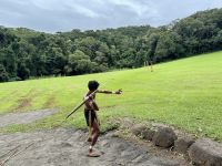 15. Reisetag – Tagesausflug in den Regenwald – Speerwerfen beim Dreamtime Walk in der Rainforestation