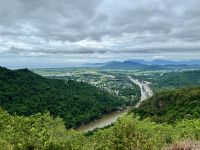 15. Reisetag – Tagesausflug in den Regenwald – Mit der Kuranda Scenic Railway zurück nach Cairns – Blick über den Barron River zur Küste